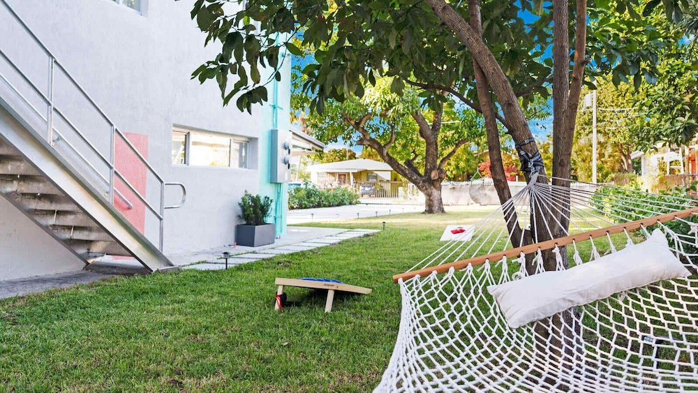 Urban Paradise in Wynwood 🌴 2 Bedrooms + Huge Yard (Near Midtown, Edgewater, Des