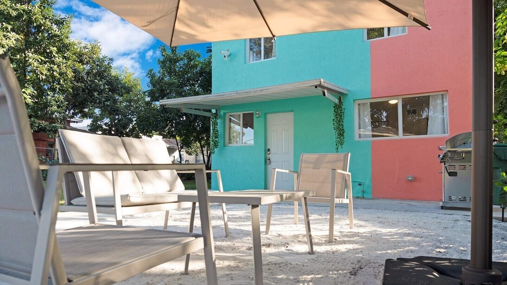 Urban Paradise in Wynwood 🌴 2 Bedrooms + Huge Yard (Near Midtown, Edgewater, Des