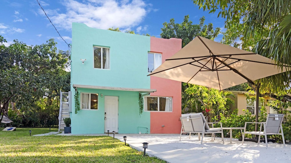 Urban Paradise in Wynwood 🌴 2 Bedrooms + Huge Yard (Near Midtown, Edgewater, Des