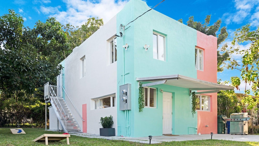 Urban Paradise in Wynwood 🌴 2 Bedrooms + Huge Yard (Near Midtown, Edgewater, Des