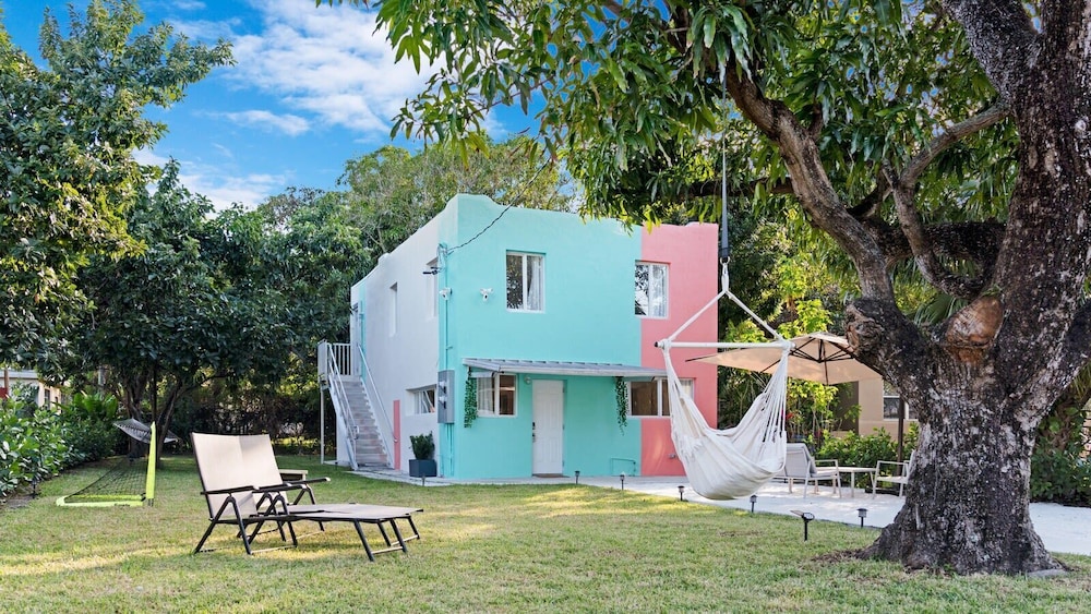 Urban Paradise in Wynwood 🌴 2 Bedrooms + Huge Yard (Near Midtown, Edgewater, Des