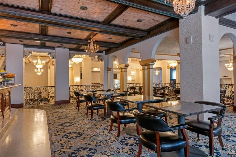 2 Amazing Units in Iconic Historic Building, Minutes to Riverwalk, U of Tampa