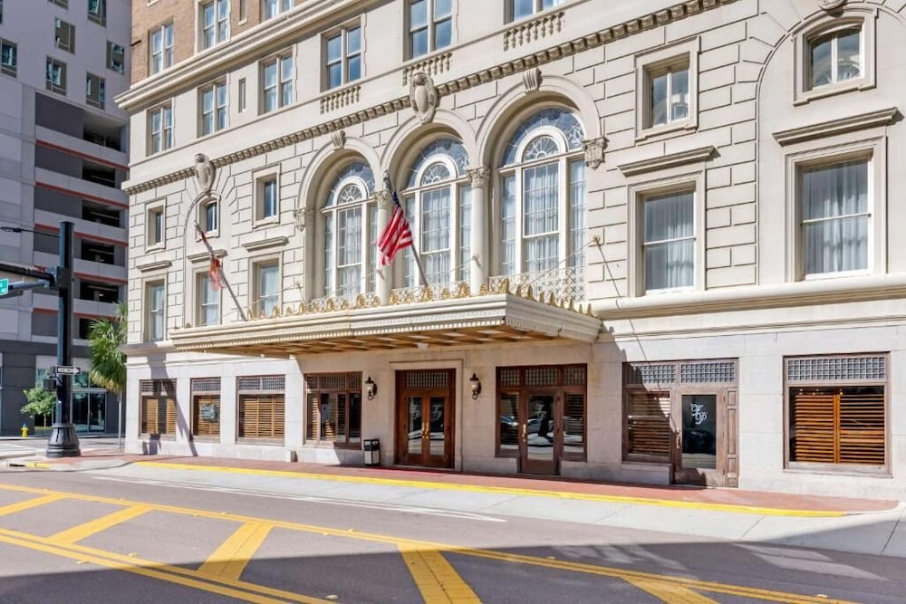 2 Amazing Units in Iconic Historic Building, Minutes to Riverwalk, U of Tampa