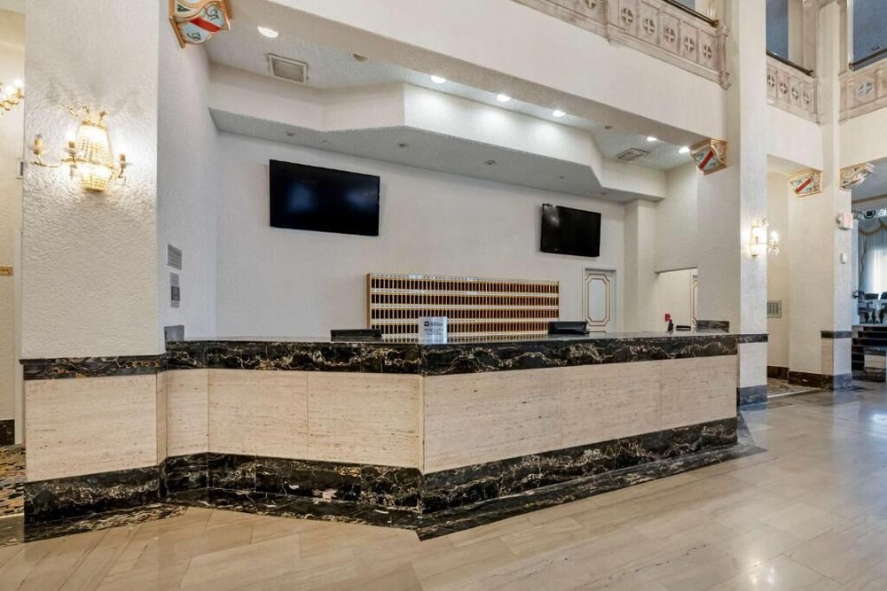 3 Amazing Units in Iconic Historic Building, Minutes to Riverwalk, U of Tampa