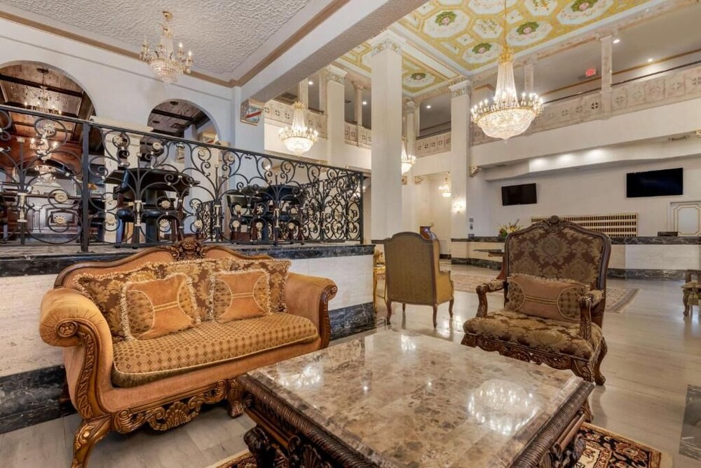 3 Amazing Units in Iconic Historic Building, Minutes to Riverwalk, U of Tampa