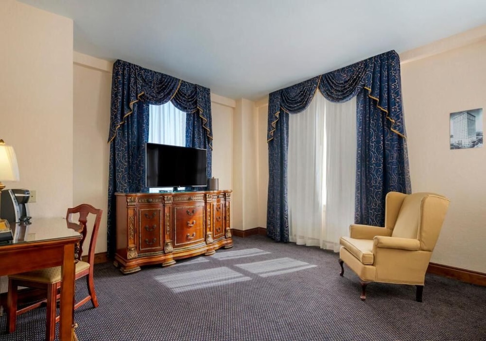 3 Amazing Units in Iconic Historic Building, Minutes to Riverwalk, U of Tampa