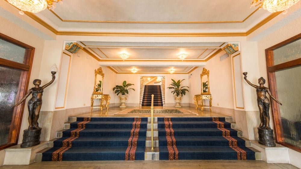 3 Amazing Units in Iconic Historic Building, Minutes to Riverwalk, U of Tampa