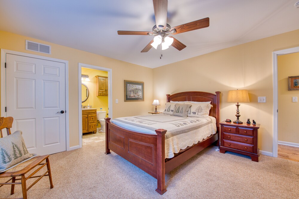 Beautiful twolevel home near the lake with free WiFi, AC, pool