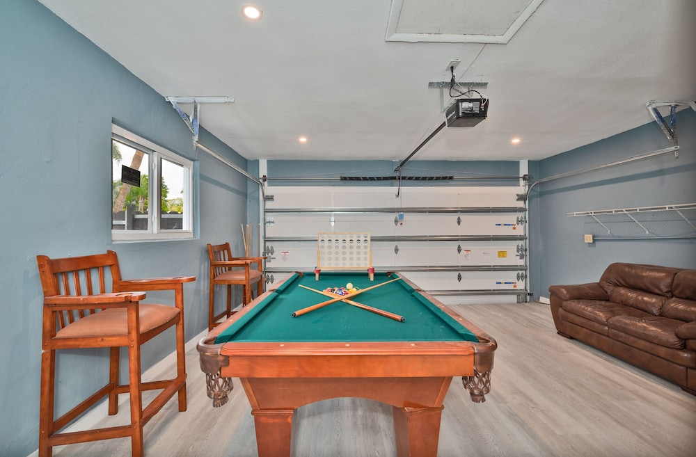 Spacious 4 bedroom, 2 bathroom house with pool and game room