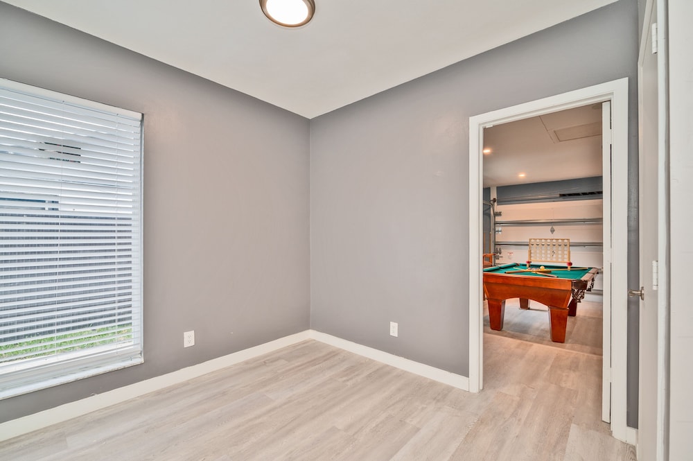 Spacious 4 bedroom, 2 bathroom house with pool and game room