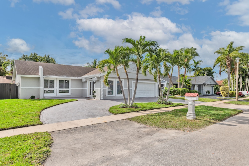 Spacious 4 bedroom, 2 bathroom house with pool and game room