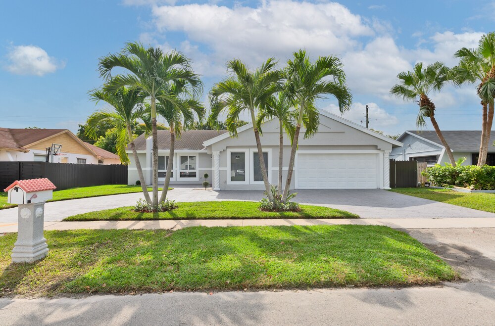 Spacious 4 bedroom, 2 bathroom house with pool and game room