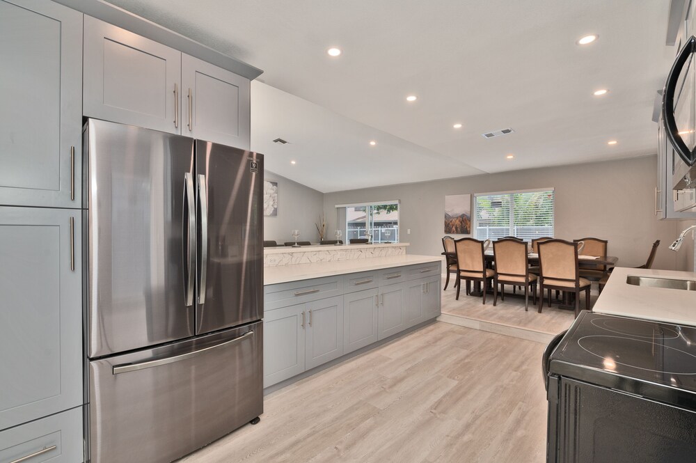 Spacious 4 bedroom, 2 bathroom house with pool and game room