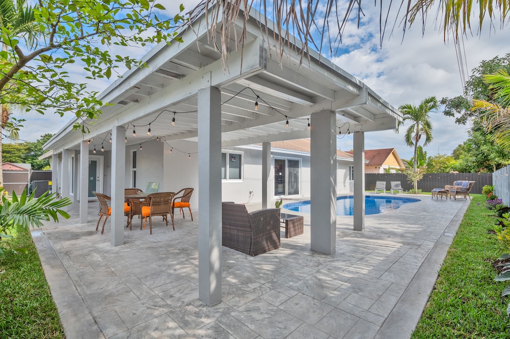 Spacious 4 bedroom, 2 bathroom house with pool and game room