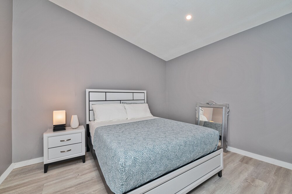 Spacious 4 bedroom, 2 bathroom house with pool and game room