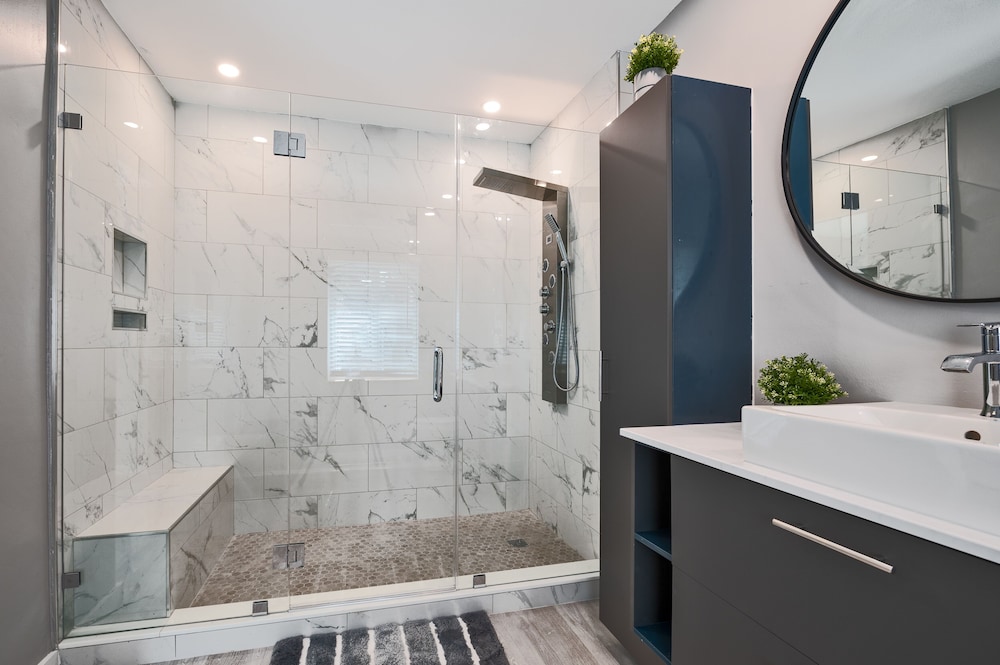 Spacious 4 bedroom, 2 bathroom house with pool and game room