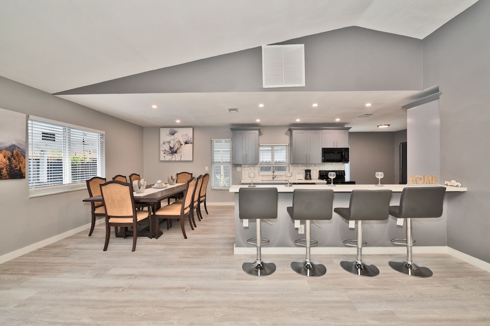 Spacious 4 bedroom, 2 bathroom house with pool and game room