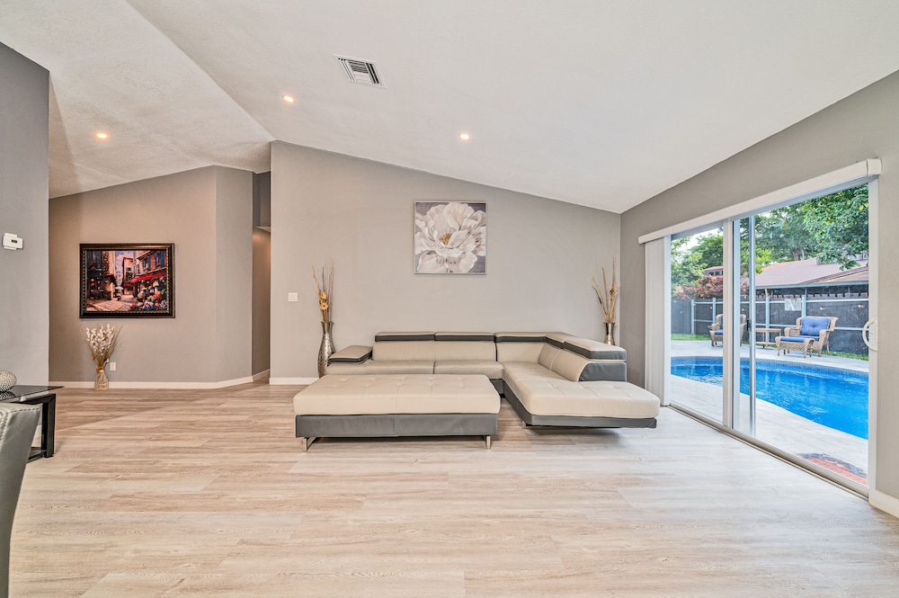 Spacious 4 bedroom, 2 bathroom house with pool and game room