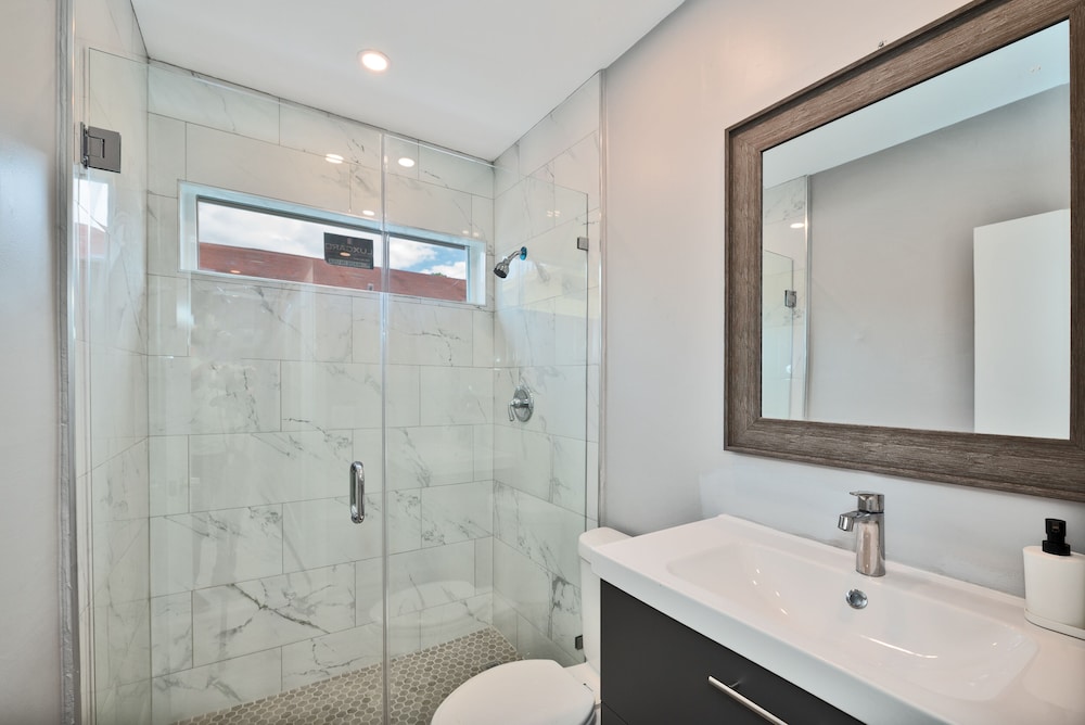 Spacious 4 bedroom, 2 bathroom house with pool and game room