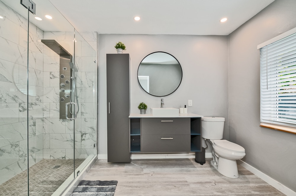 Spacious 4 bedroom, 2 bathroom house with pool and game room