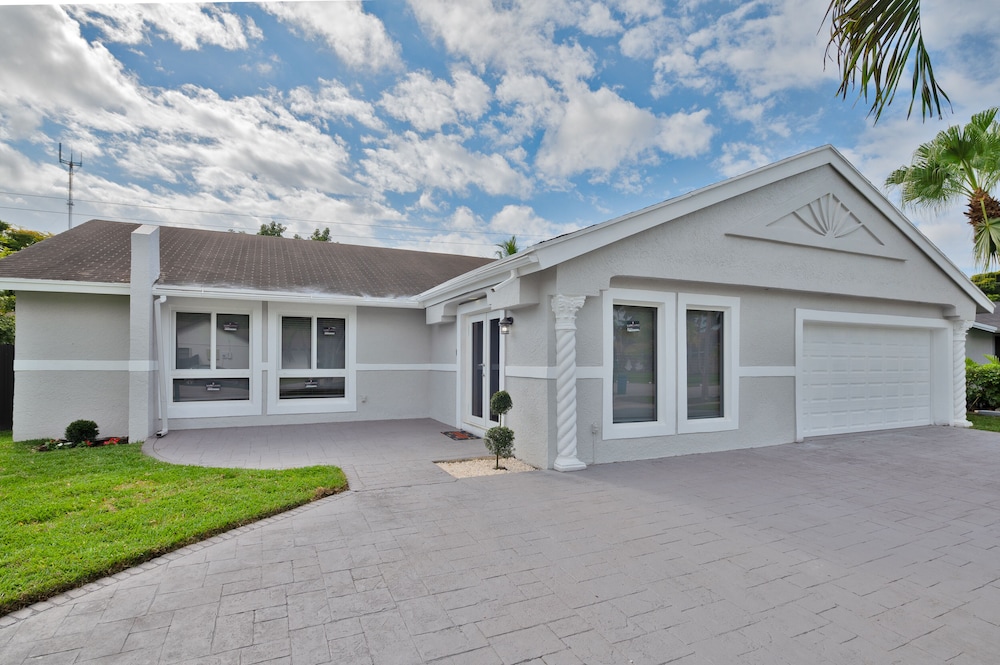 Spacious 4 bedroom, 2 bathroom house with pool and game room