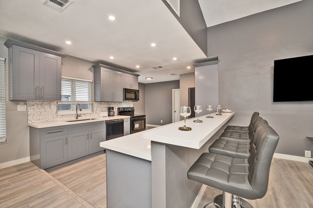 Spacious 4 bedroom, 2 bathroom house with pool and game room