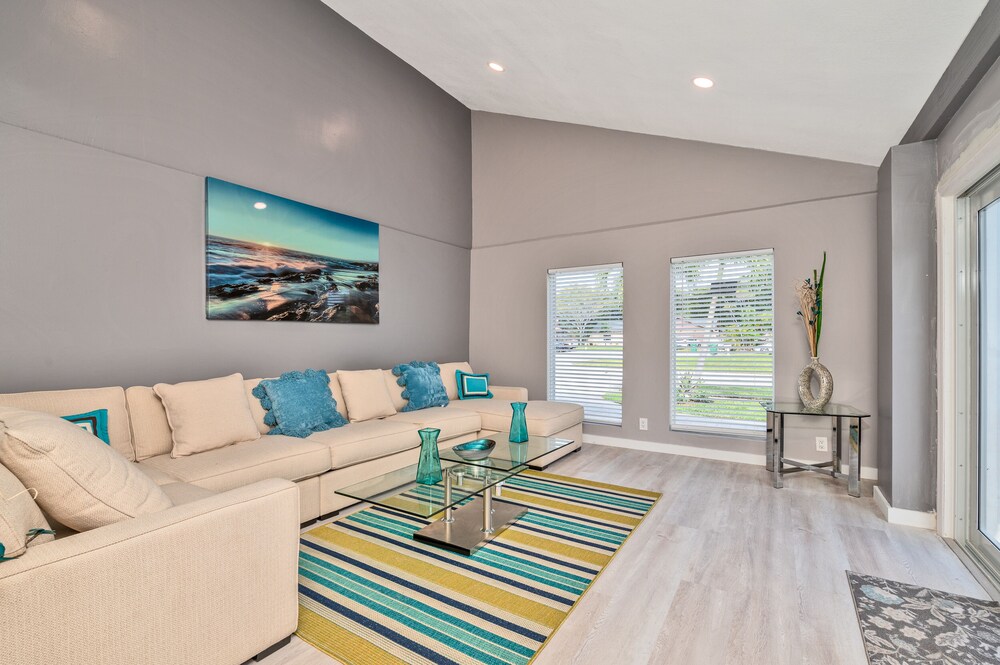 Spacious 4 bedroom, 2 bathroom house with pool and game room