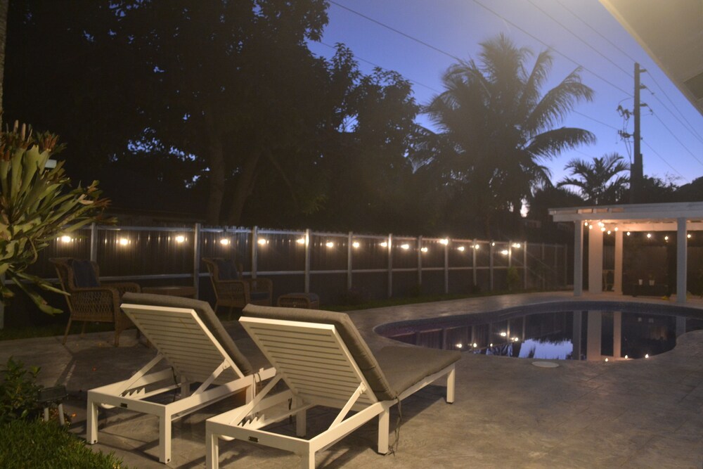 Spacious 4 bedroom, 2 bathroom house with pool and game room