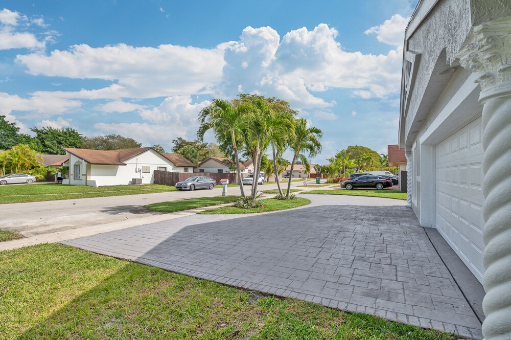 Spacious 4 bedroom, 2 bathroom house with pool and game room