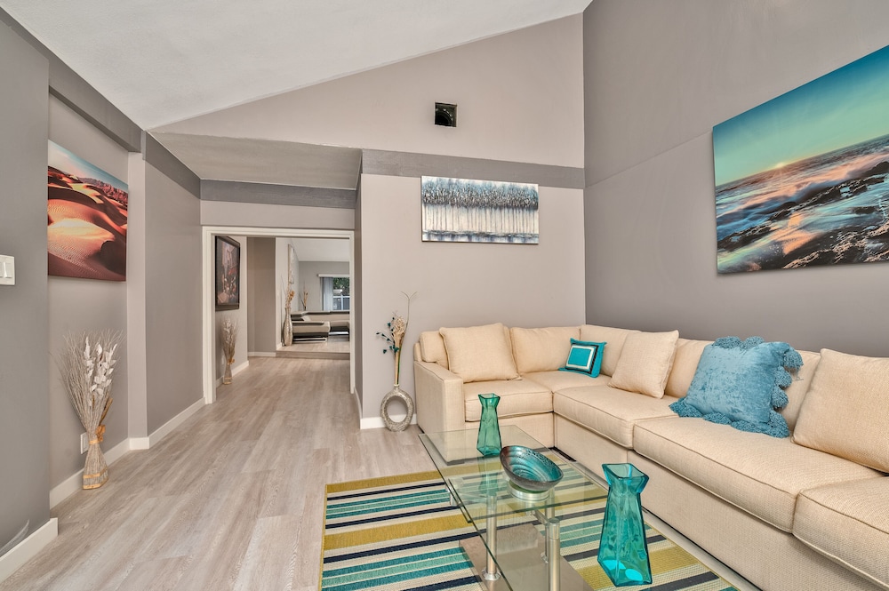 Spacious 4 bedroom, 2 bathroom house with pool and game room