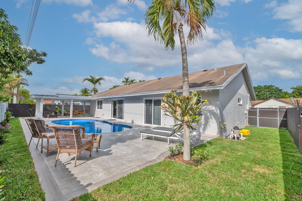 Spacious 4 bedroom, 2 bathroom house with pool and game room