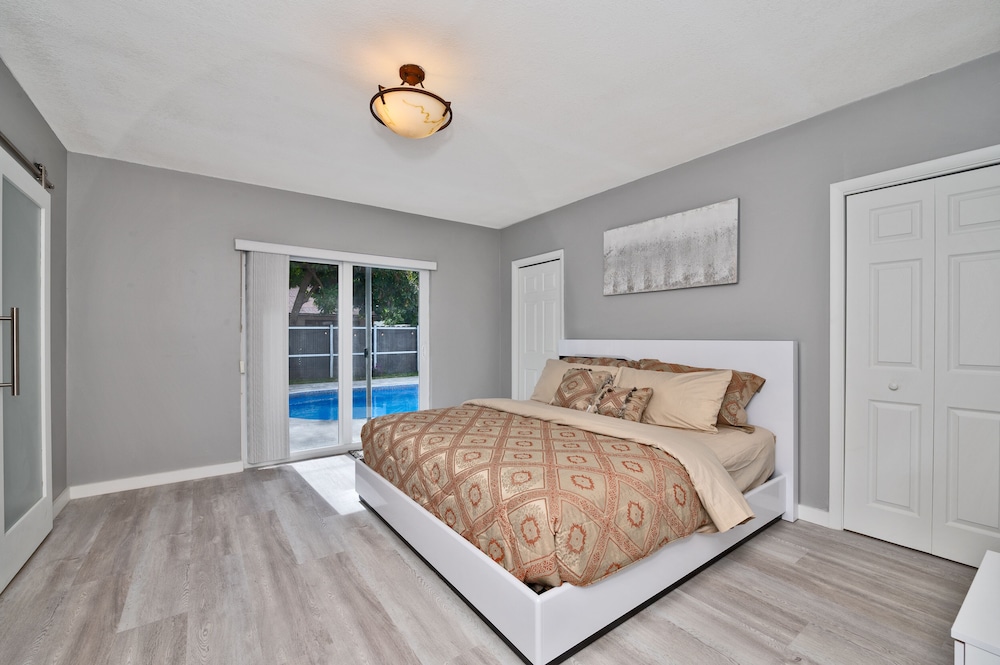 Spacious 4 bedroom, 2 bathroom house with pool and game room