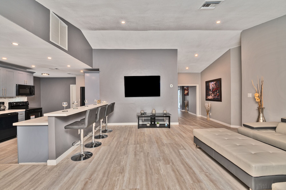 Spacious 4 bedroom, 2 bathroom house with pool and game room