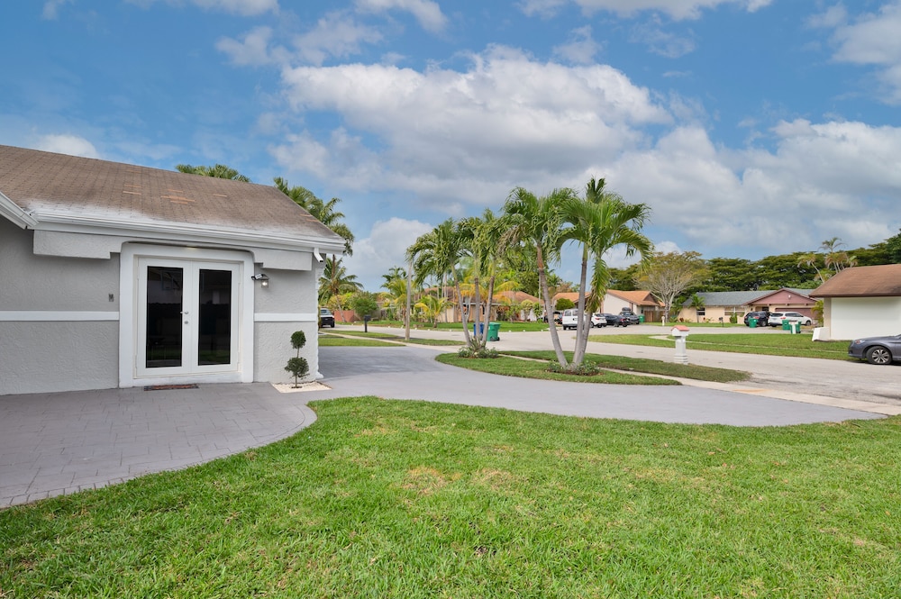 Spacious 4 bedroom, 2 bathroom house with pool and game room