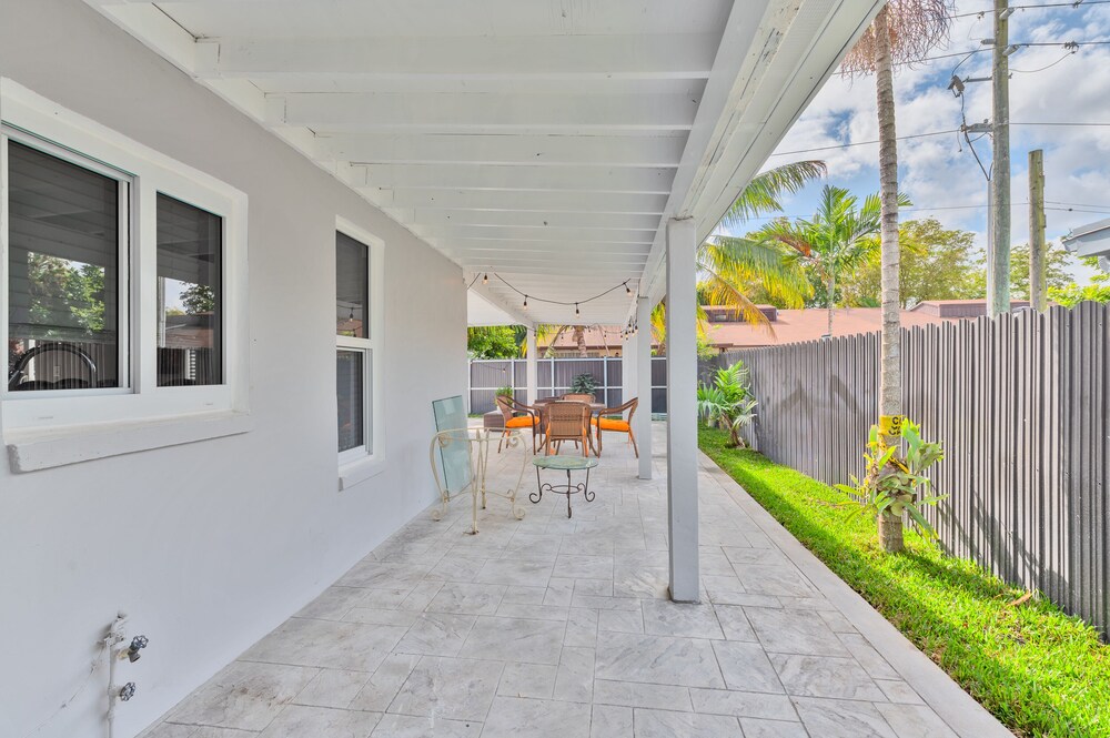 Spacious 4 bedroom, 2 bathroom house with pool and game room