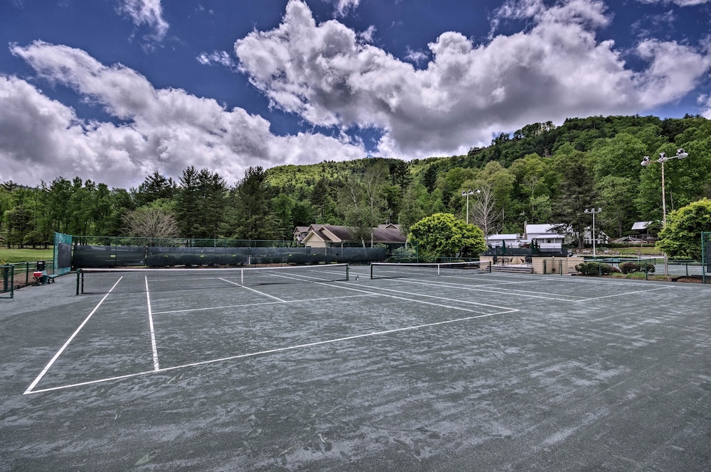 NEW! Sunny Sapphire Townhome w/ Resort Amenities!