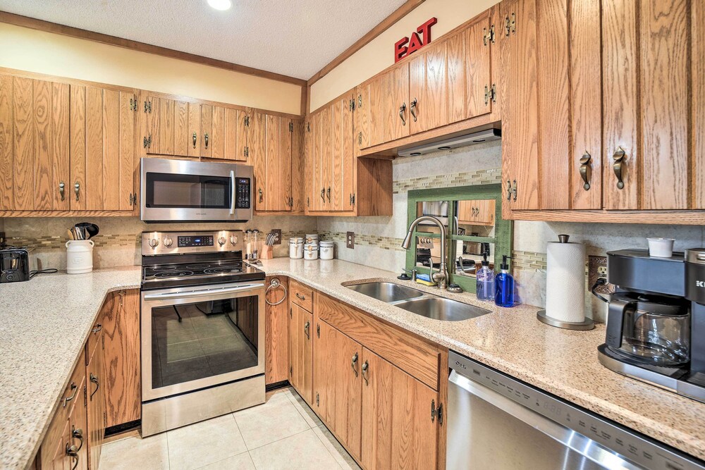 NEW! Sunny Sapphire Townhome w/ Resort Amenities!