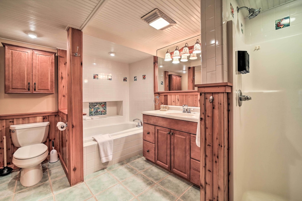 NEW! Sunny Sapphire Townhome w/ Resort Amenities!