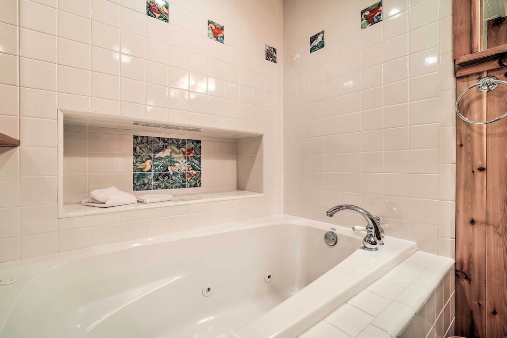 NEW! Sunny Sapphire Townhome w/ Resort Amenities!