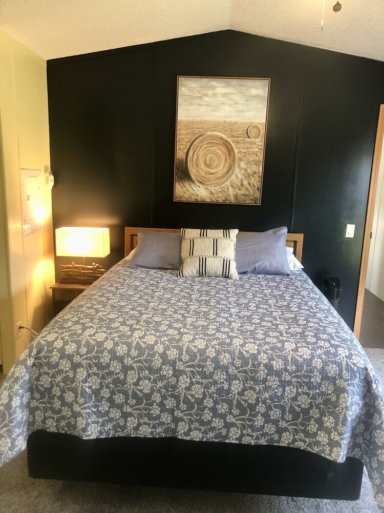 Fall Fishing, Hunters. Pools/River, Location A+. Let's Go ! Pets