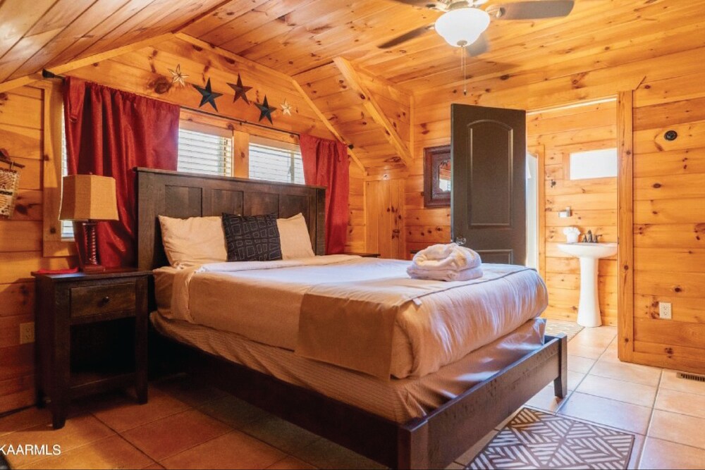 Cozy Smoky Mountain Cabin | Sleeps 10 | Close to Gatlinburg