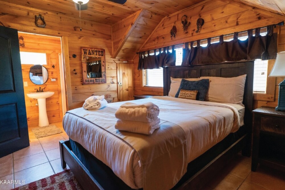 Cozy Smoky Mountain Cabin | Sleeps 10 | Close to Gatlinburg