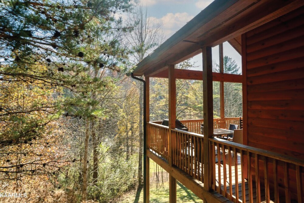 Cozy Smoky Mountain Cabin | Sleeps 10 | Close to Gatlinburg