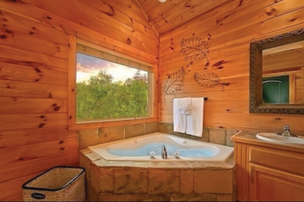 Cozy Smoky Mountain Cabin | Sleeps 10 | Close to Gatlinburg