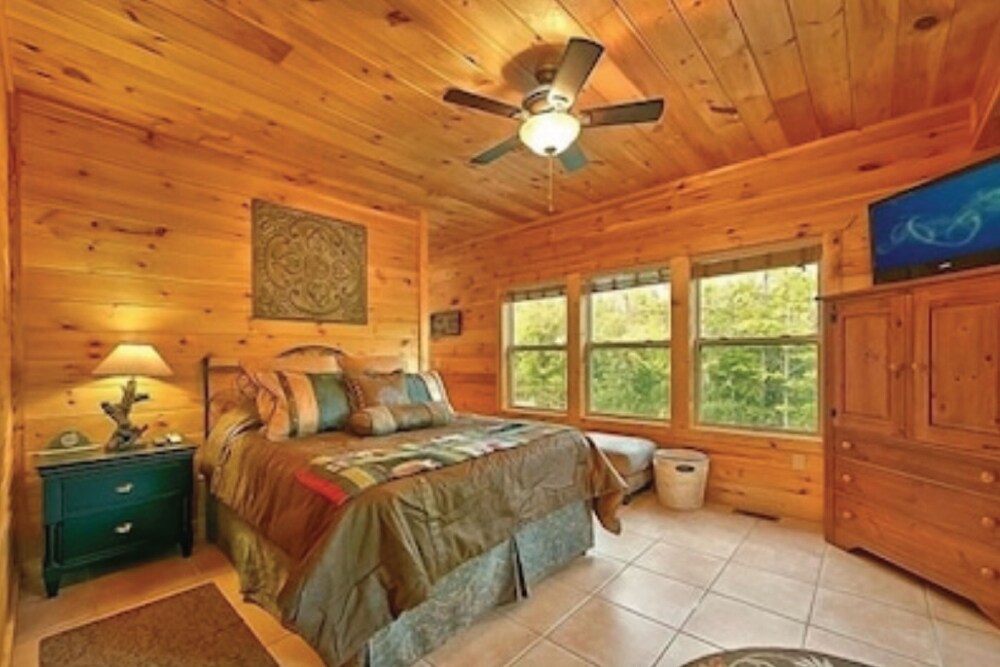 Cozy Smoky Mountain Cabin | Sleeps 10 | Close to Gatlinburg