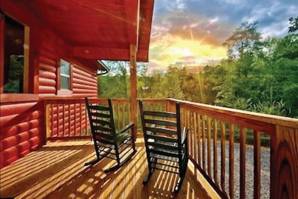 Cozy Smoky Mountain Cabin | Sleeps 10 | Close to Gatlinburg