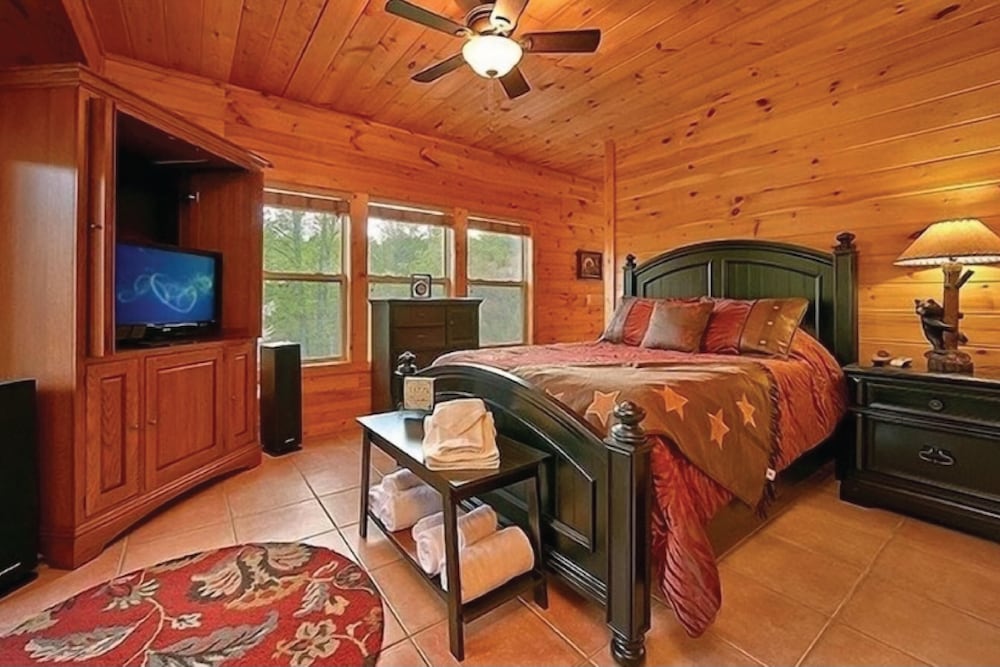 Cozy Smoky Mountain Cabin | Sleeps 10 | Close to Gatlinburg