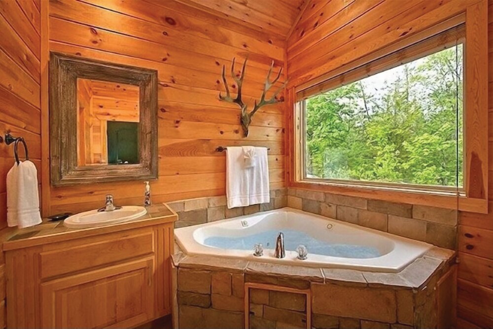 Cozy Smoky Mountain Cabin | Sleeps 10 | Close to Gatlinburg