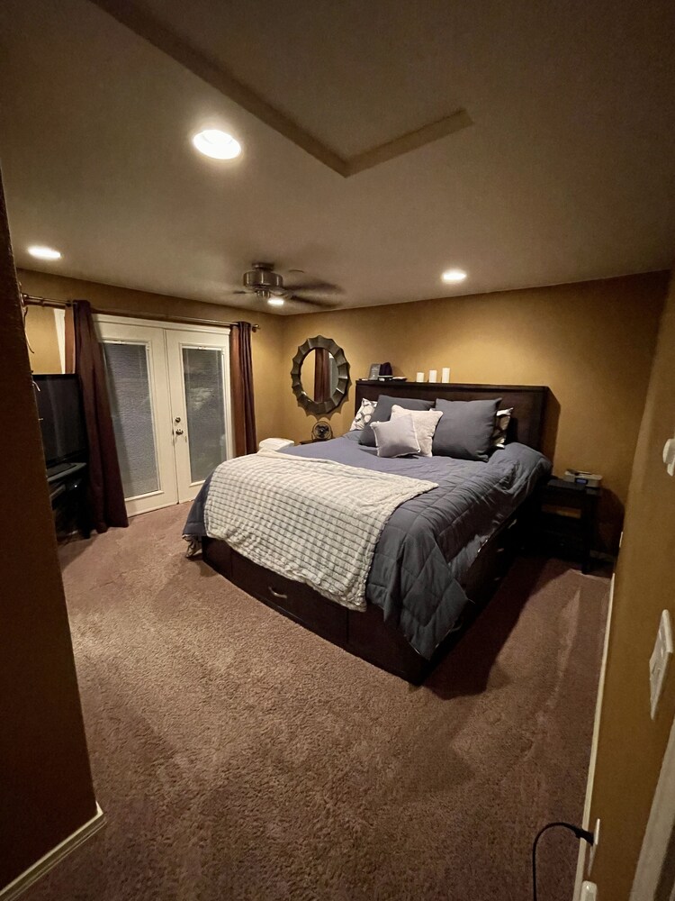 Cozy Lakefront retreat with stunning Mt Rainier Views Pierce County