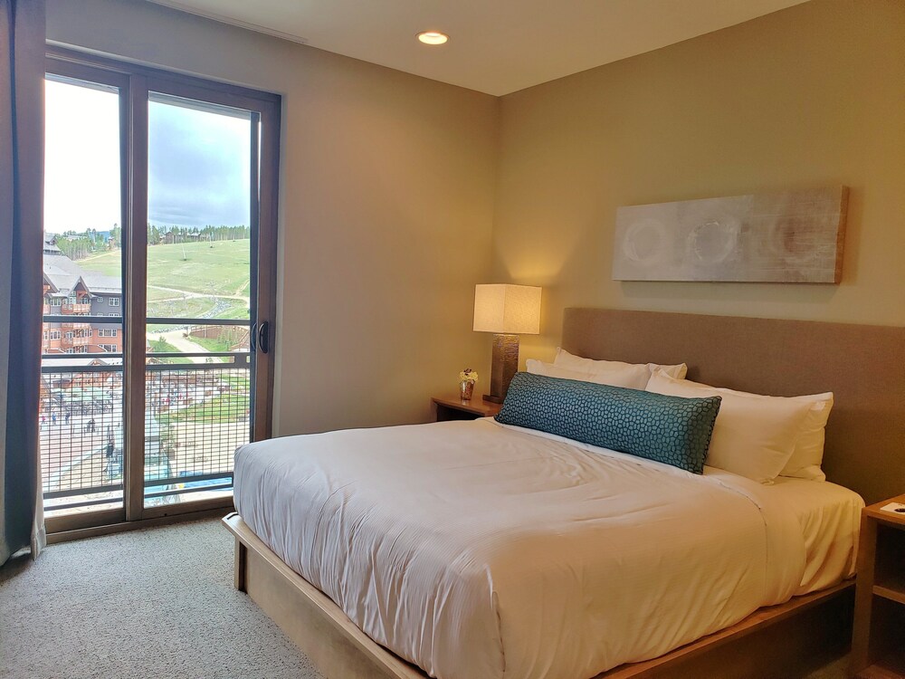 SPRING BREAK SLOPESIDE Luxury Skiin/Skiout Grand Colorado Peak 8 SLEEPS 4 Breckenridge